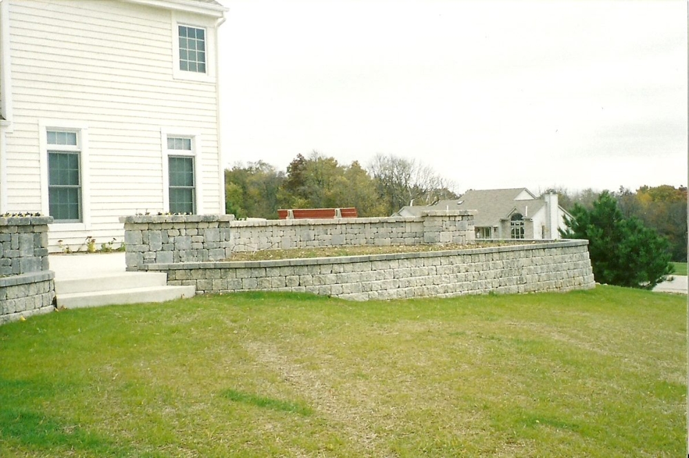 Lake Country retaining wall installation minimizes soil erosion